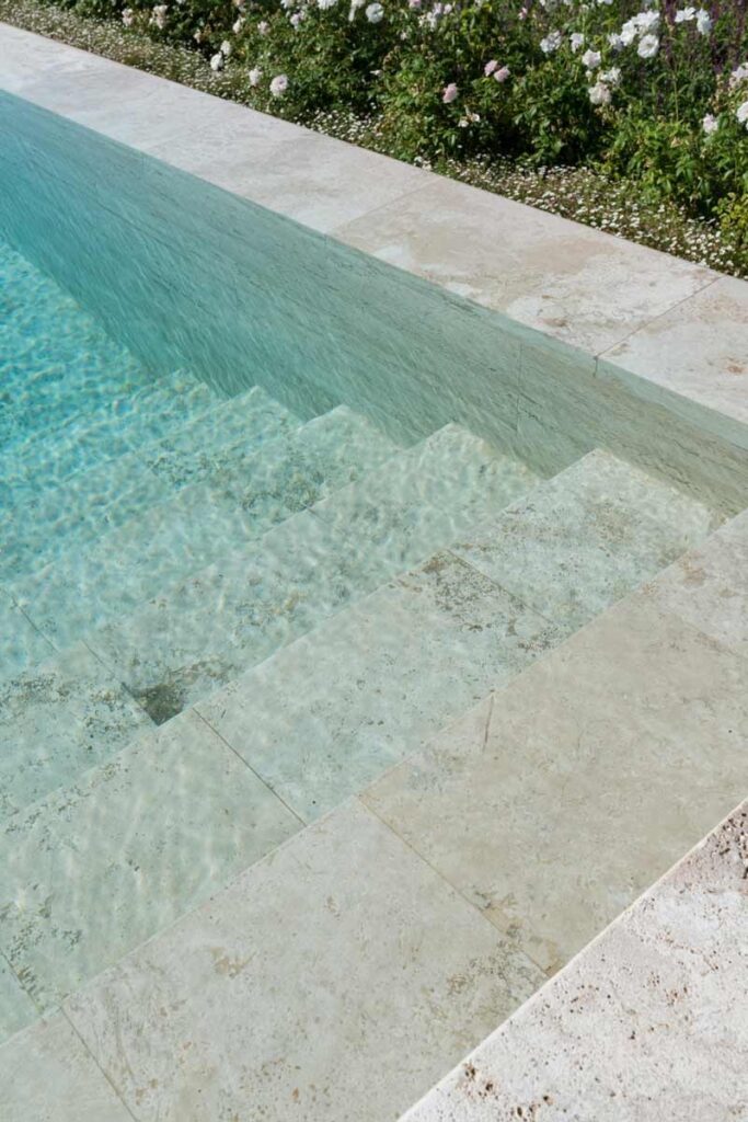 escaleras marmol piscina